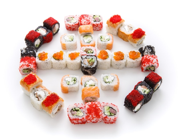 Surtido de sushi aislado sobre fondo blanco. Gran juego de philadelphia y rollos de pescado en colorido caviar tobiko. Entrega de comida japonesa