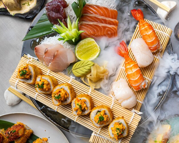 Surtido de sushi japonés y sashimi en una mesa