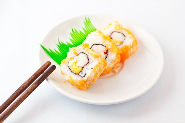Surtido de sushi en plato blanco, de cerca