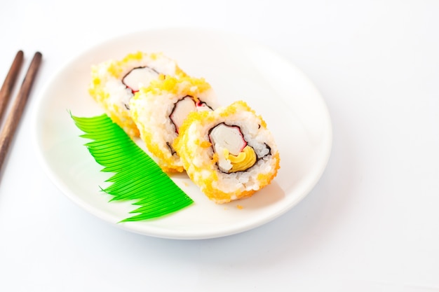 Surtido de sushi en plato blanco, de cerca