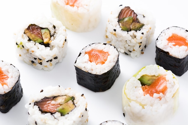 surtido de sushi en superficie blanca