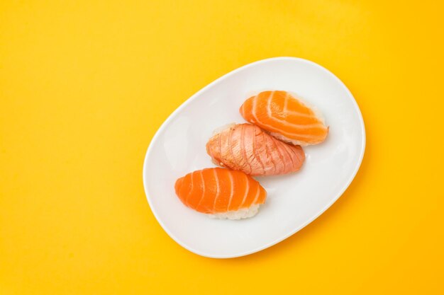 Surtido de sushi en la vista superior de un plato blanco pequeño