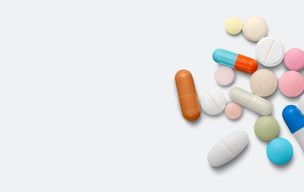 Surtido de tabletas de colores, pastillas, medicamentos.