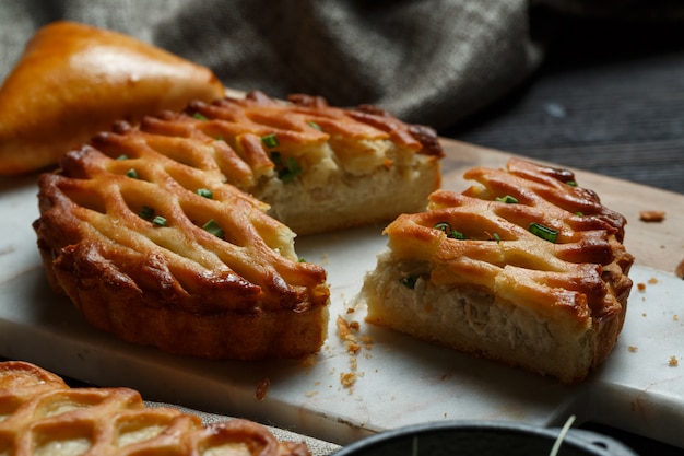 Surtido de tartas caseras rústicas de merengue de manzana, bayas, chocolate y limón estilo americano