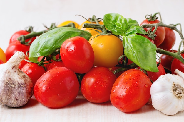 Surtido de tomates y verduras.