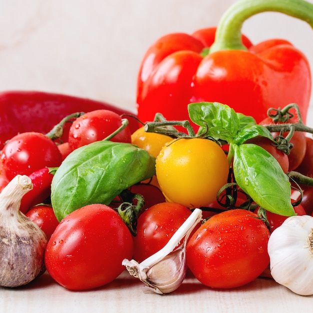 Surtido de tomates y verduras.