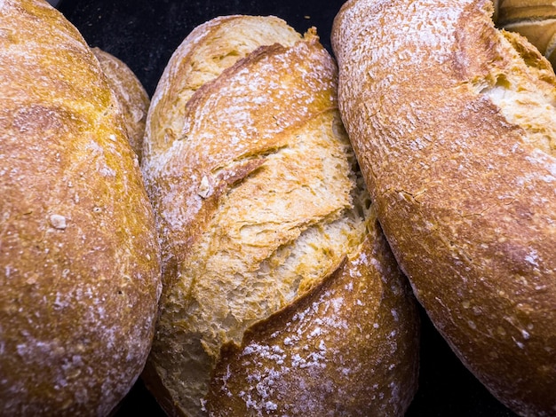 Foto surtido de trozos de pan en una cesta concepto de panadería preparación artesanal trigo