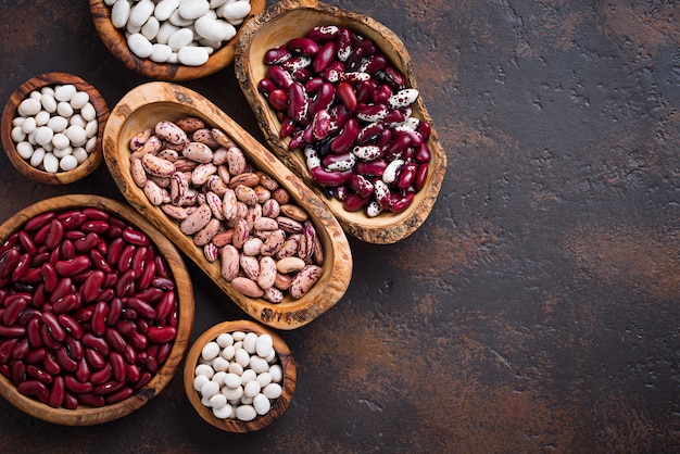 Surtido de varios frijoles en cuencos de madera