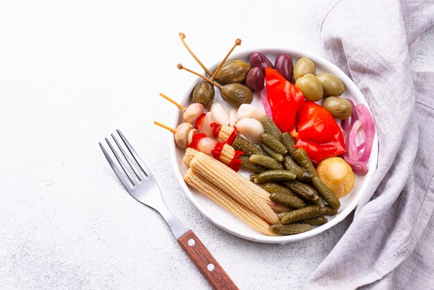 Surtido de vegetales marinados o en escabeche.