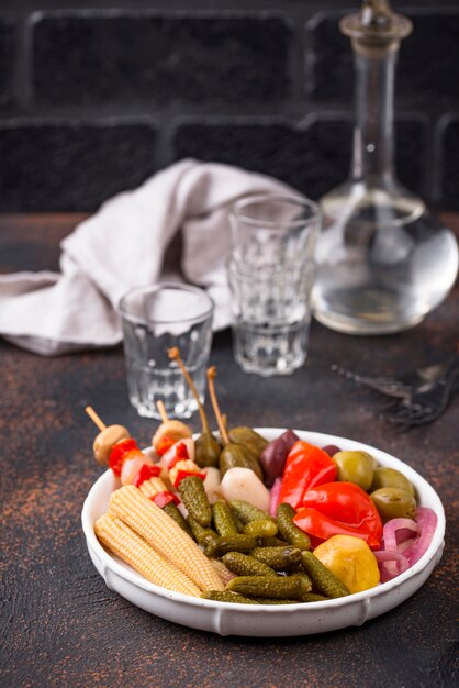 Surtido de vegetales marinados o en escabeche.