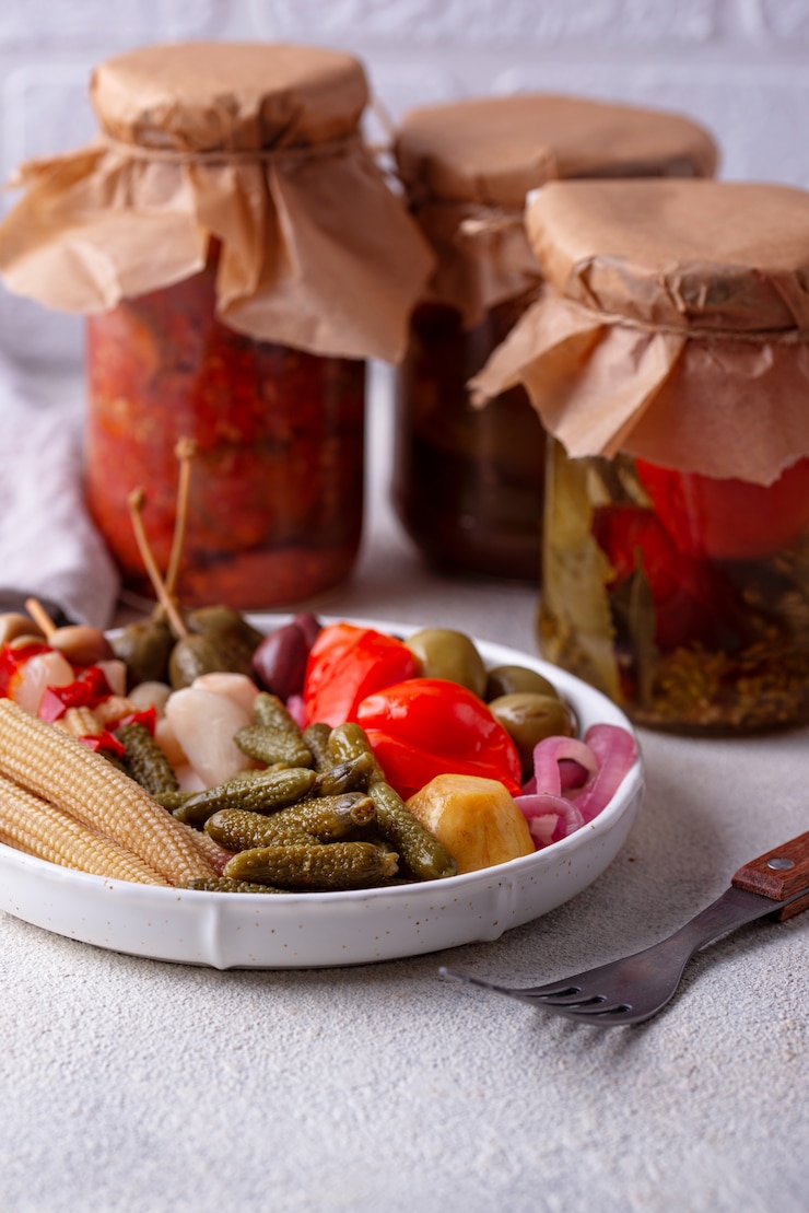 Foto surtido de vegetales marinados o en escabeche.
