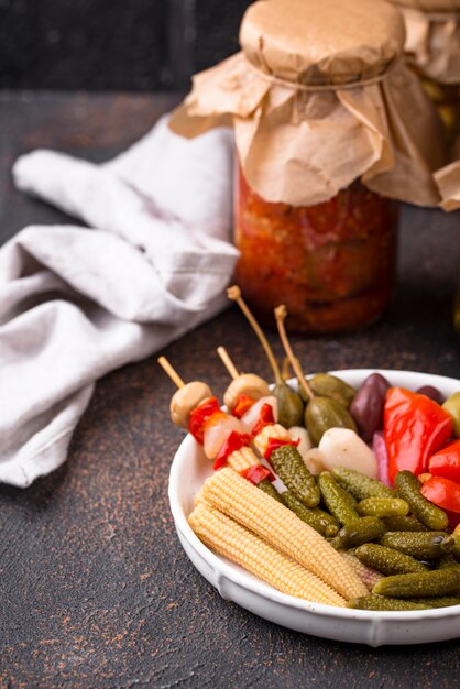 Surtido de vegetales marinados o en escabeche.