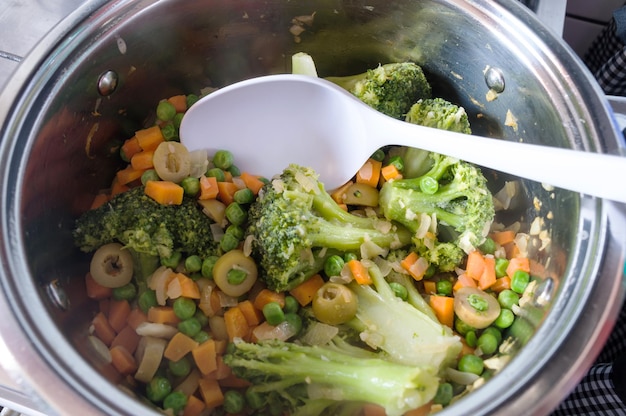 Surtido de verduras cocinadas en la sartén