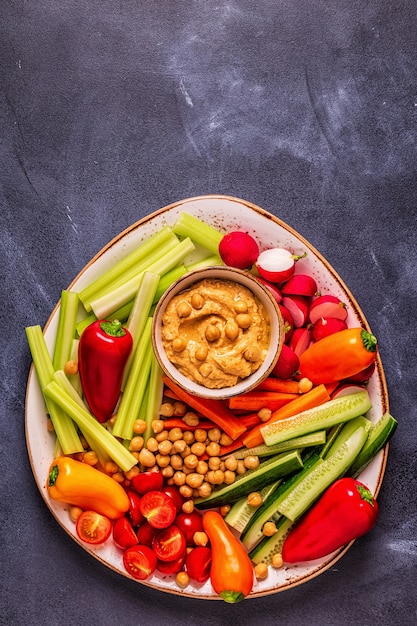 Surtido de verduras crudas con hummus casero