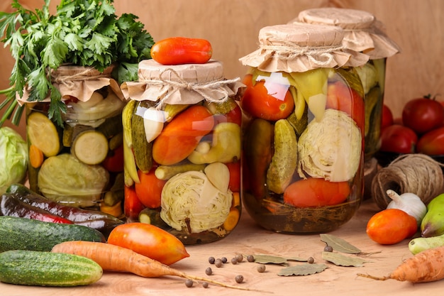 Surtido de verduras en escabeche en frascos