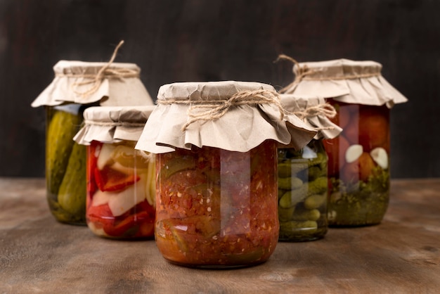 Foto surtido de verduras en escabeche