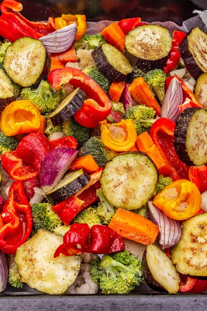 Foto surtido de verduras frescas en una bandeja para hornear. estilo de vida saludable. sal, aceite, especias