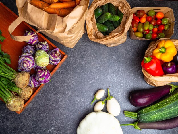 Surtido de verduras frescas en bolsas de papel orgánico con espacio para copiar