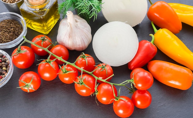 Surtido de verduras frescas, especias y aceite de oliva en la mesa