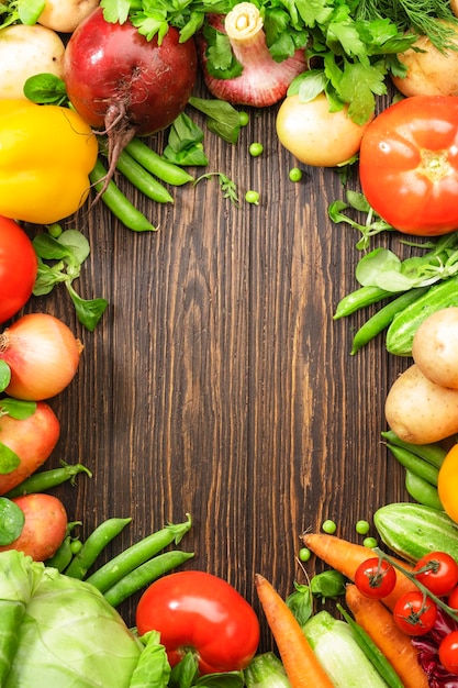 Surtido de verduras frescas en el fondo del marco de la mesa de madera Concepto de abarrotes de alimentos orgánicos saludables Espacio de copia