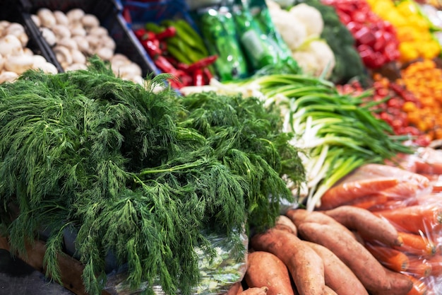 Surtido de verduras frescas en el mercado de verduras en primer plano