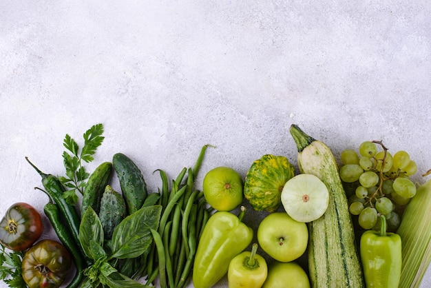 Surtido de verduras y frutas amarillas y rojas.