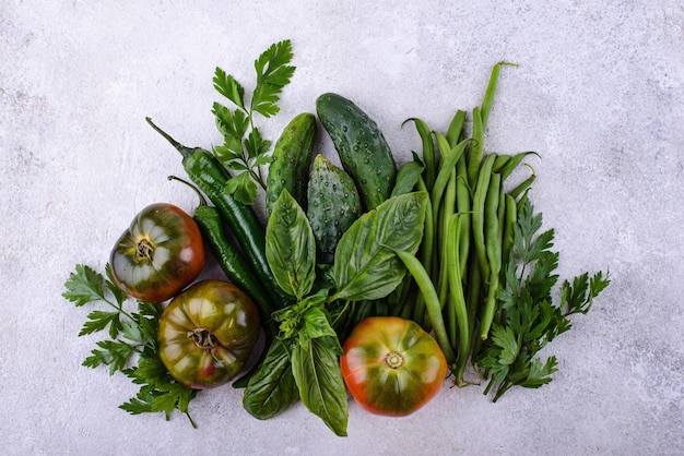 Surtido de verduras y frutas amarillas y rojas.