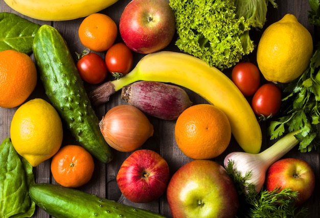 Surtido de verduras y frutas frescas. Alimentación saludable.