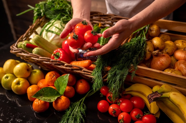 Surtido de verduras y frutas frescas en la mesa de madera