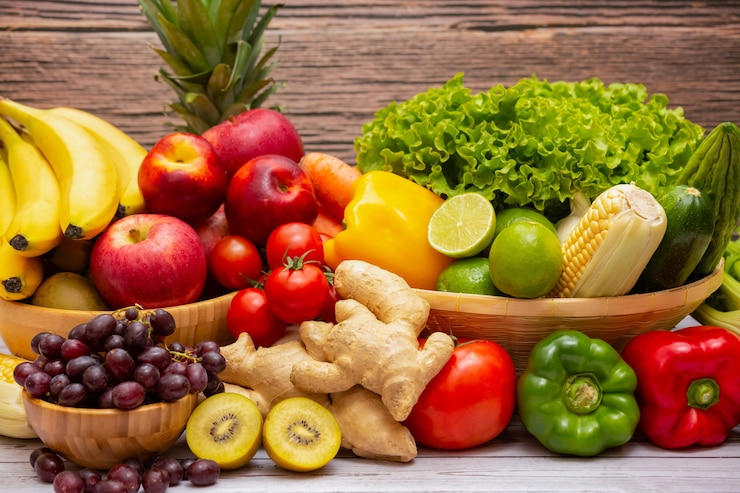 Foto un surtido de verduras y frutas frescas en la mesa.