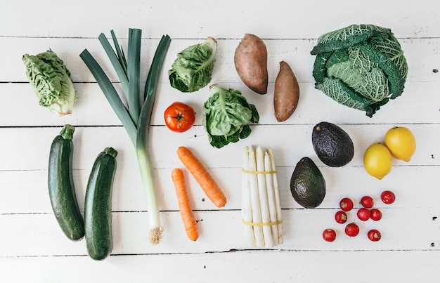 Surtido de verduras en la mesa de madera blanca