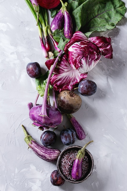 Surtido de verduras moradas.