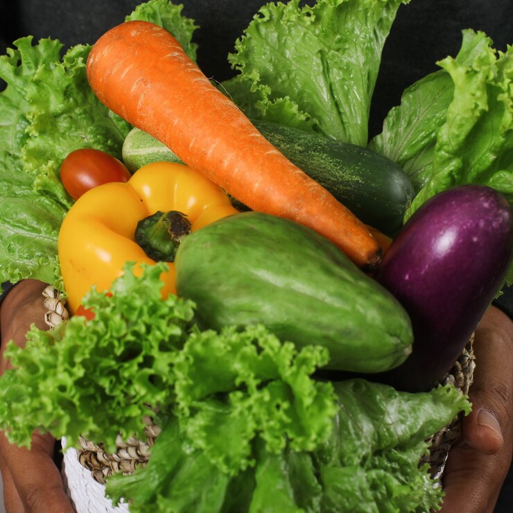 Foto surtido de verduras orgánicas en canasta de mimbre