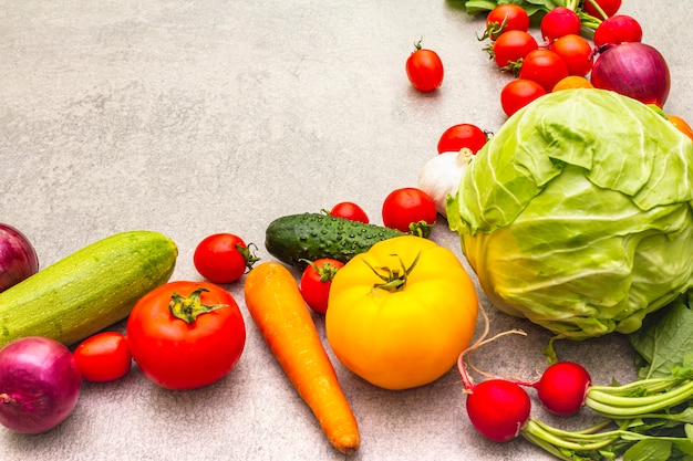 Surtido de verduras orgánicas frescas.