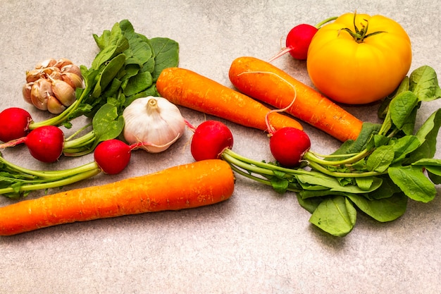 Surtido de verduras orgánicas frescas.