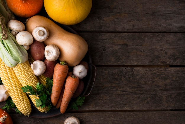 Foto surtido de verduras de otoño con espacio de copia