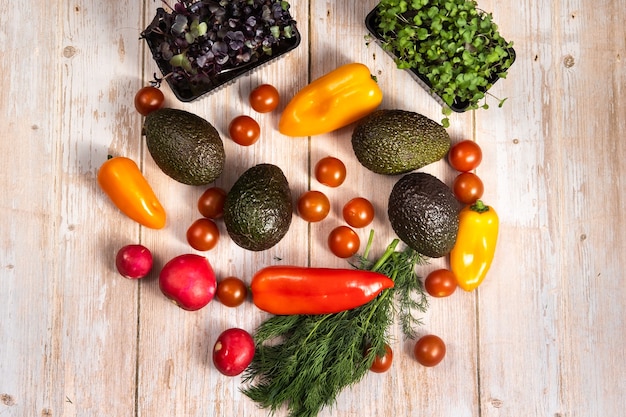 Surtido de verduras sobre una mesa de madera