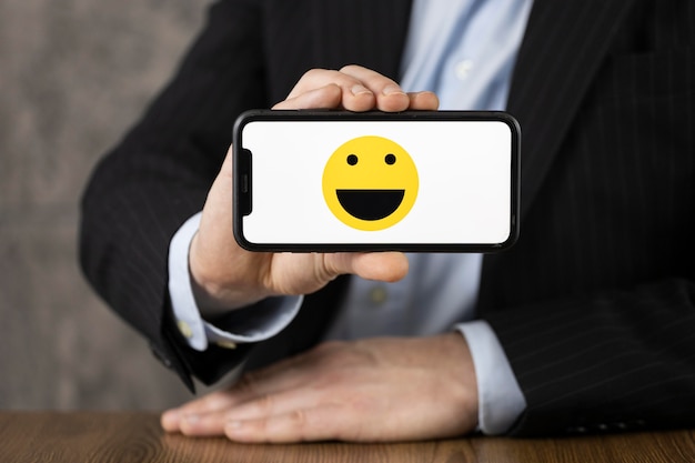 Surtido de vista frontal con emoji en smartphone