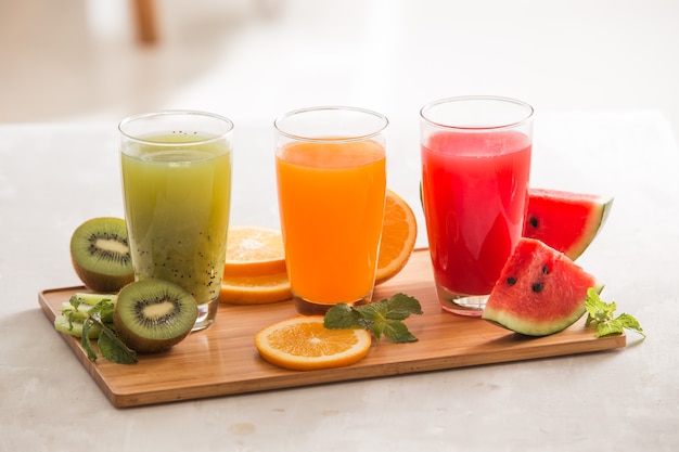 Surtido de zumos de frutas y verduras en vaso.