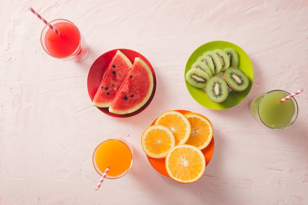 Surtido de zumos de frutas y verduras en vaso.