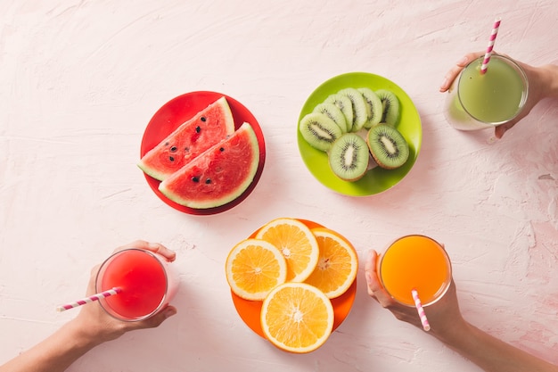 Surtido de zumos de frutas y verduras en vaso.