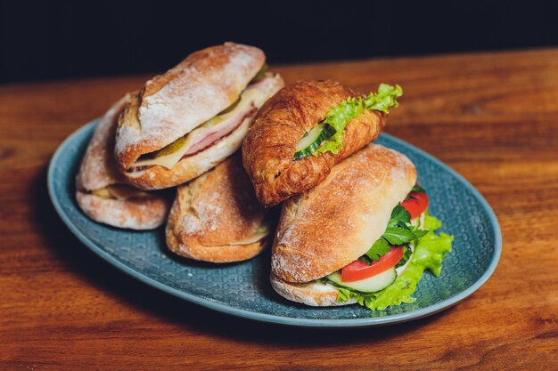 Surtidos deliciosos sándwiches de baguette