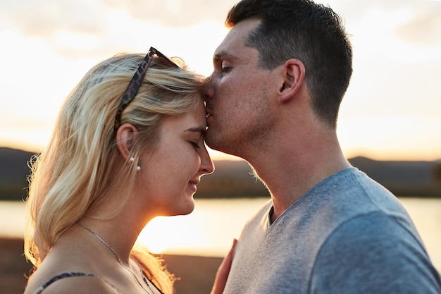 Sus besos son tan cálidos como la luz del sol Fotografía de una pareja joven pasando el día al aire libre