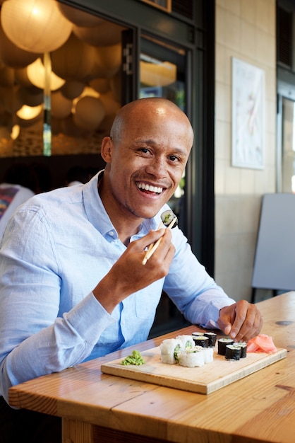 Sushi Africano comendo homem bonito