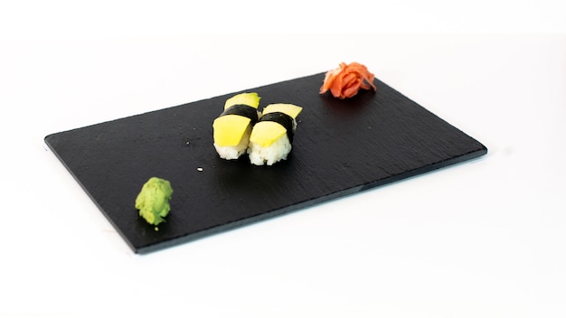 Sushi de aguacate sobre tabla negra