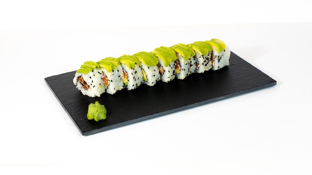 Sushi con aguacate y wasabi