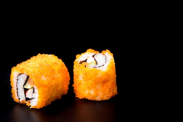 Sushi, alimento japonês, rolo de Califórnia no fundo branco.