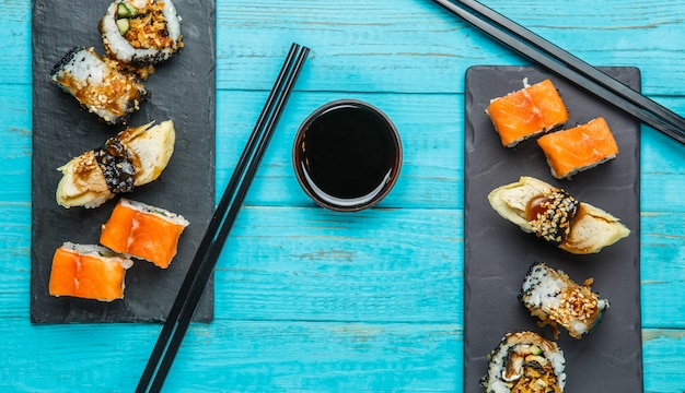 Sushi am blauen Tisch serviert