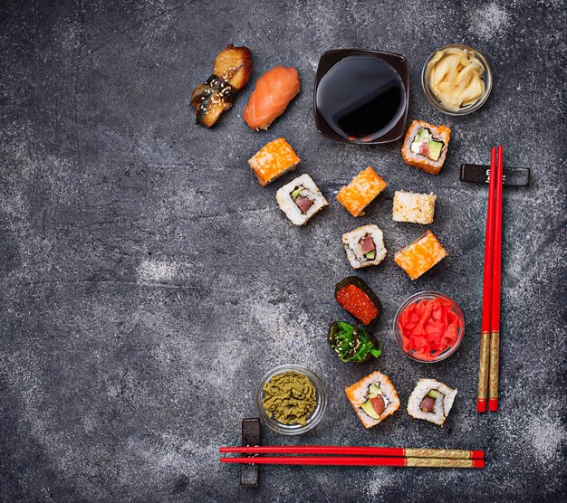 Sushi and roll sobre mesa negro