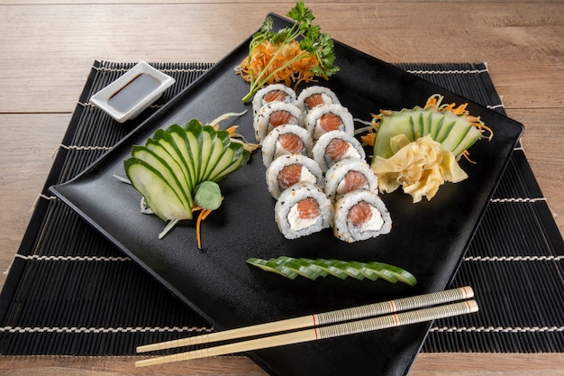 Sushi de arroz con salmón y queso crema.